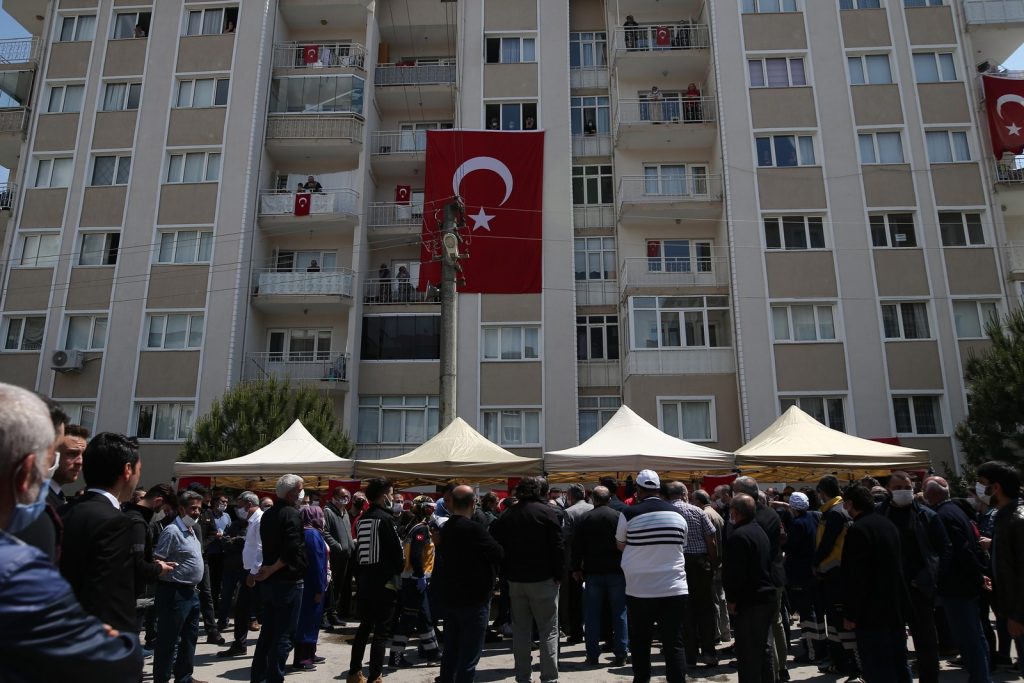 Şehit olan Narkotik polisi baba evine getirildi