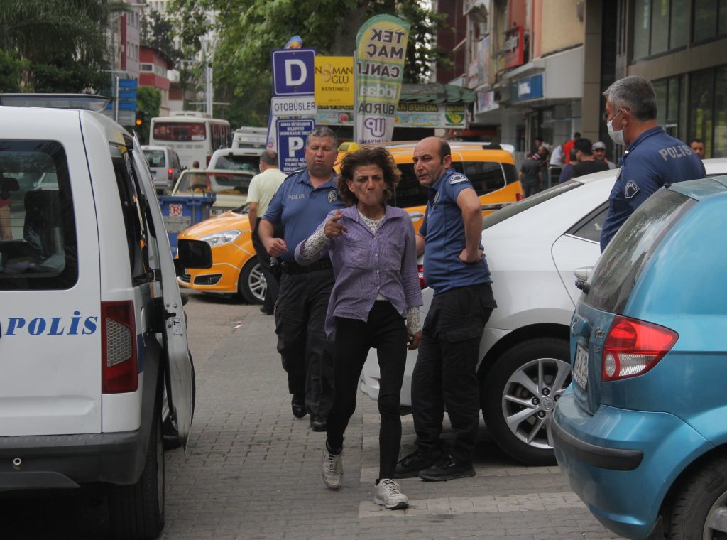  Taksiciye bıçak çekip aynalarını kırdı