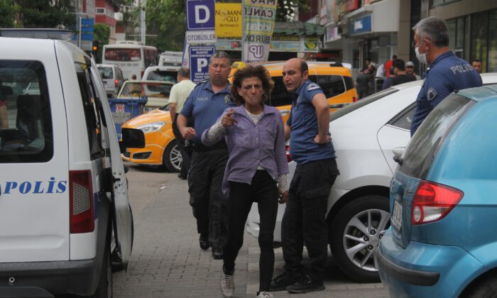 Taksiciye bıçak çekip aynalarını kırdı