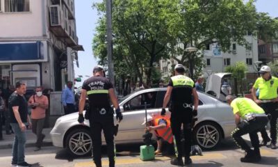 Bursa’da otomobile sıkışan kedi böyle çıkarıldı