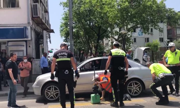 Bursa’da otomobile sıkışan kedi böyle çıkarıldı