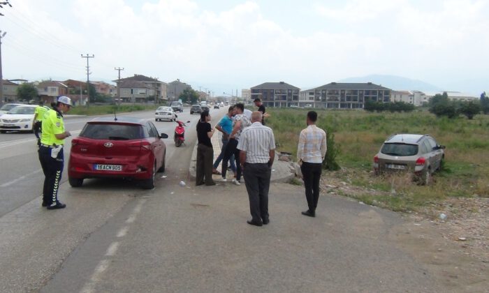 Bursa’da duran otomobile böyle çarptı…