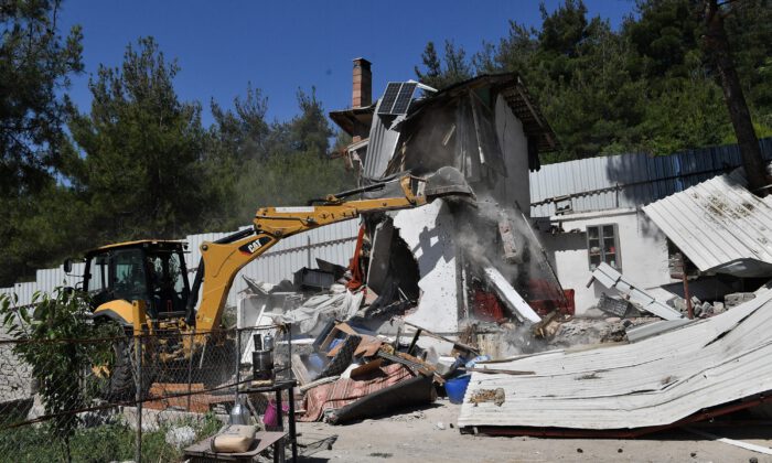 Bursa’da orman arazisindeki kaçak ev yıkıldı