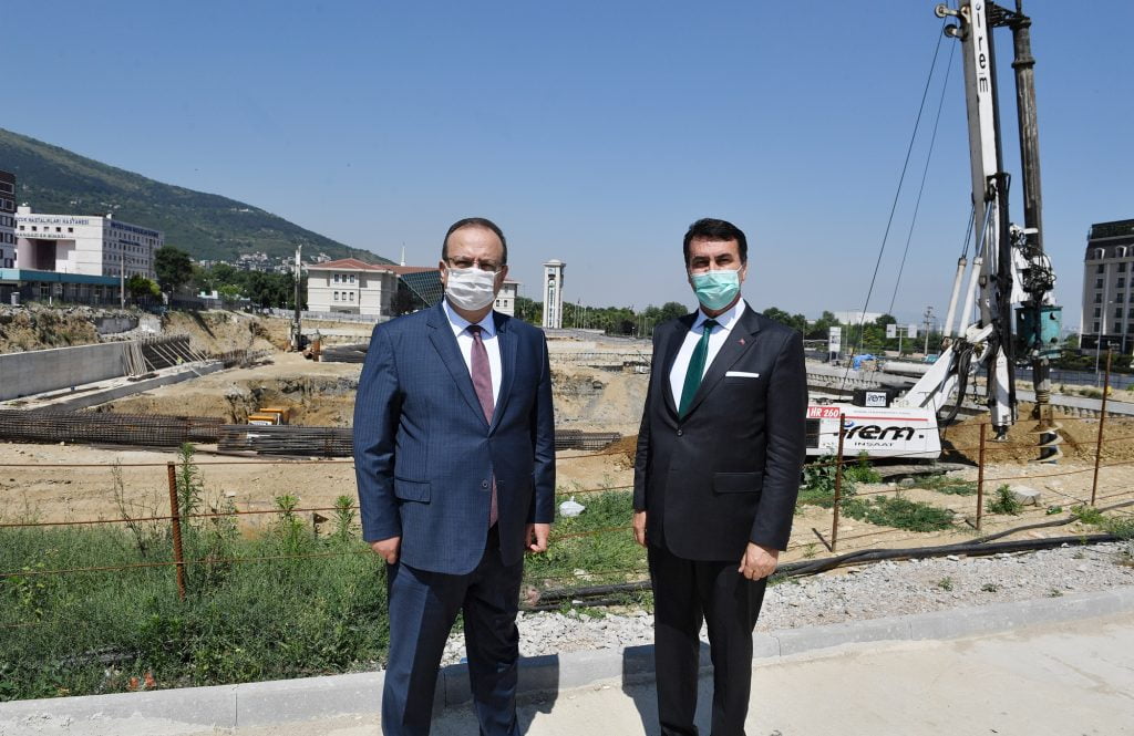 Vali Canbolat’tan Osmangazi Meydanı’na Övgü Dolu Sözler: “Kentimize Değer Katacak Bir Eser”