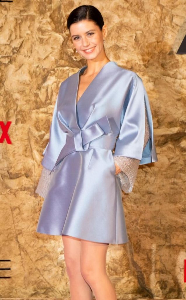 Beren Saat kafa karıştırdı