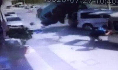 İzmir’de takla atan araç 8 araca çarptı