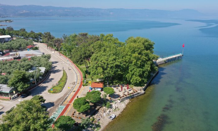İznik sahili nakış gibi işlendi
