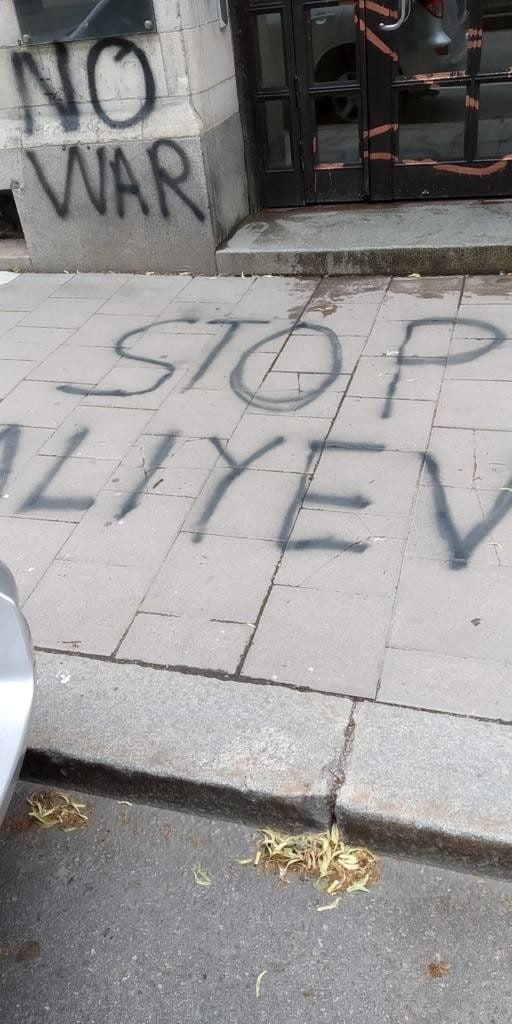 Azerbaycan Büyükelçiliği’ne ırkçı saldırı