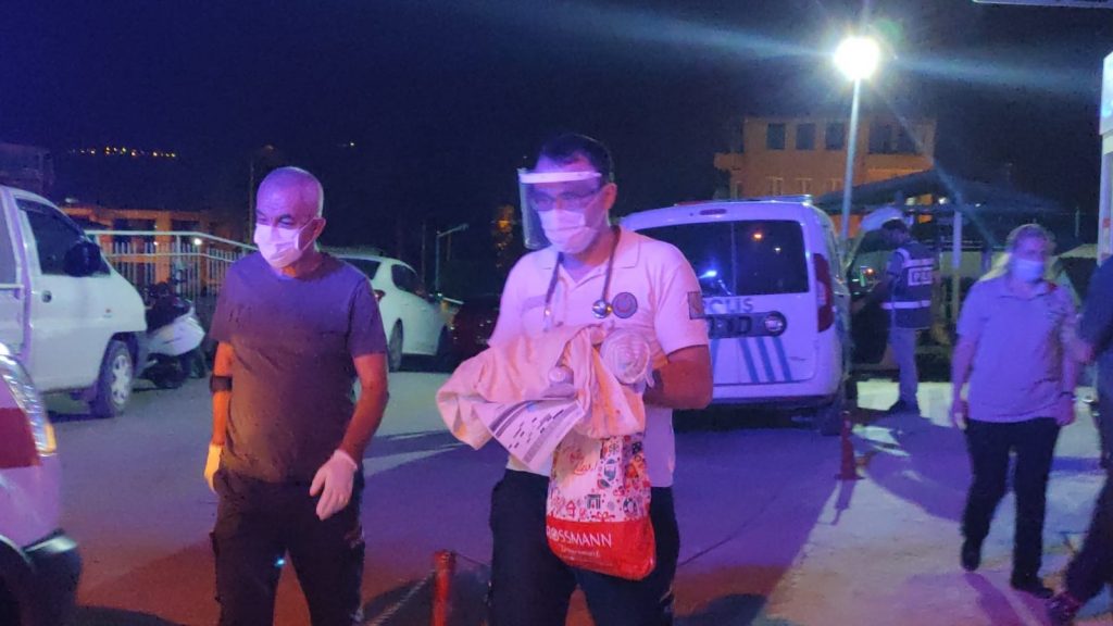 Üç günlük bebeği kamyonet kasasına bıraktılar