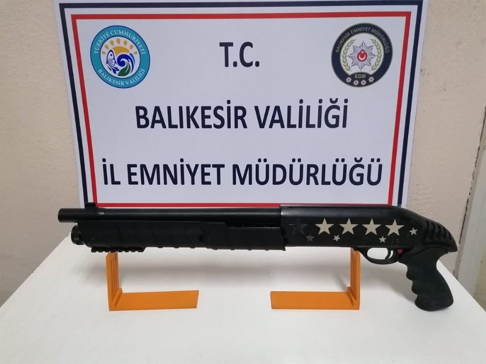 Balıkesir’de polis 7 ateşli silah yakaladı