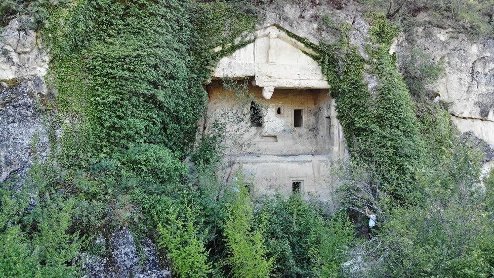 Definecilerin hedefi olan kaya mezarları kurtarılmayı bekliyor