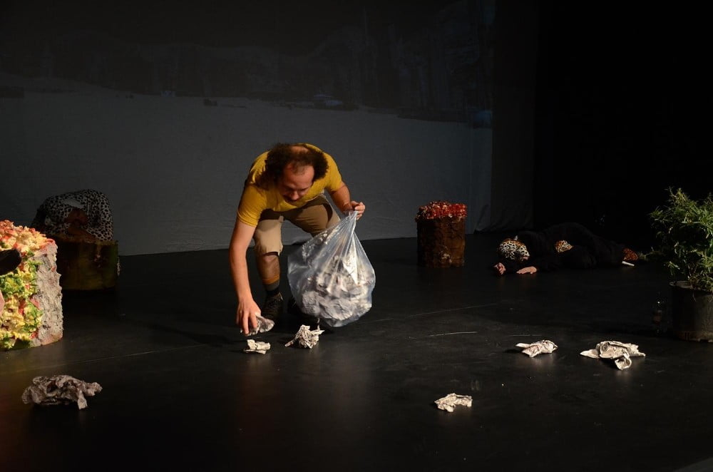 Kuşadası Belediye Tiyatrosu 5 ay sonra tekrar perdelerini açtı