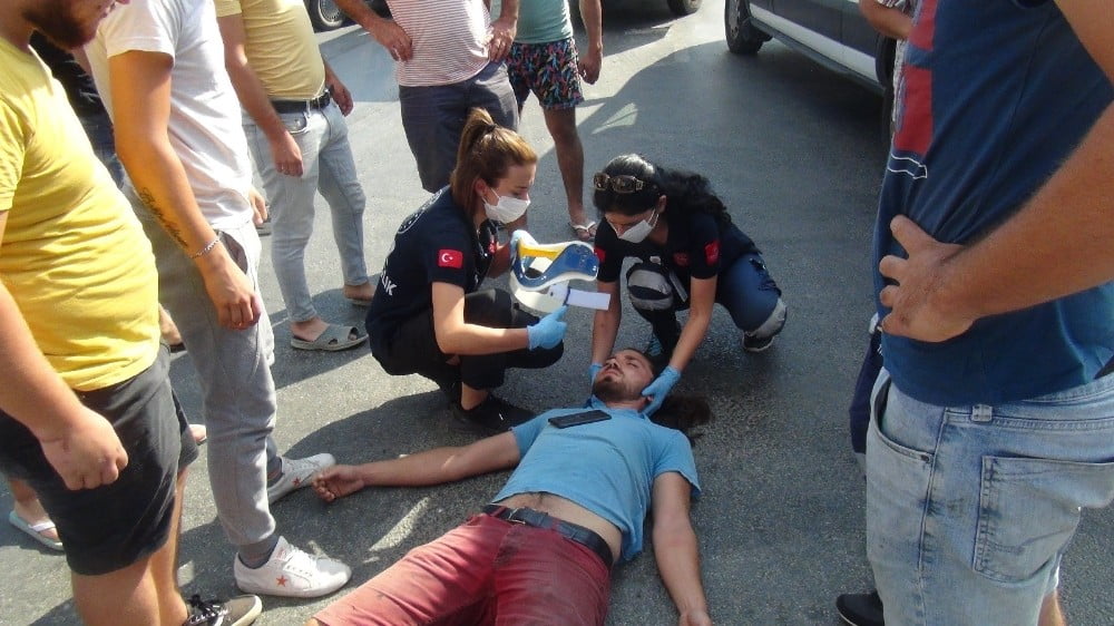 Otobüse çarpıp hurdaya dönen aracın içinden kendi çıktı