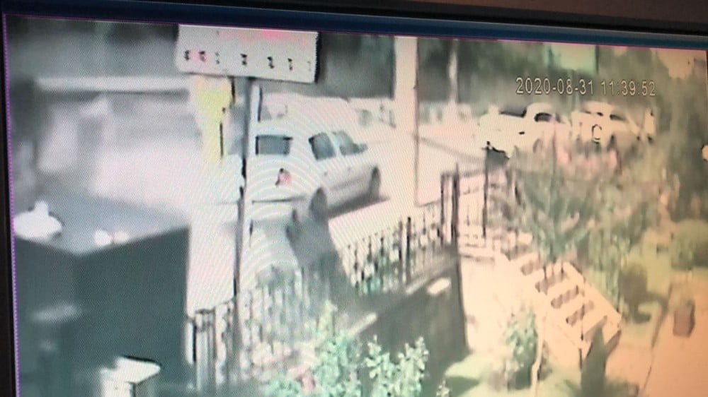 Bursa’da kontrolden çıkan ticarî araç otomobile çarpıp yan yattı