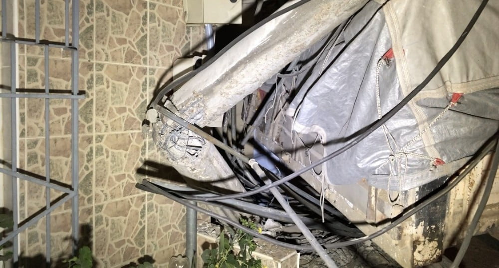 Genç kız kamyonet ile duvarın arasında sıkışarak can verdi