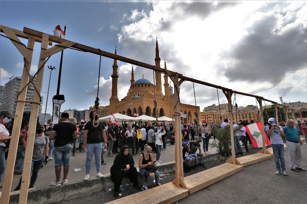 Lübnanlılar, protestolarda politikacılar için temsili darağacı kurdu