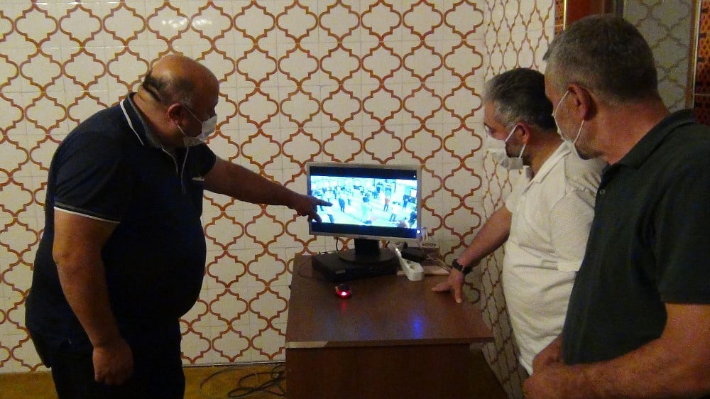 Namaz sırasında baygınlık geçiren genci böyle yakaladı