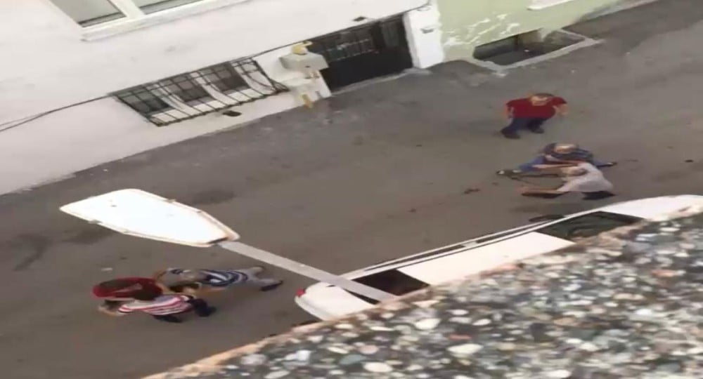 Sokakta top oynayan çocukları önce dövdü sonra bıçakla kovaladı