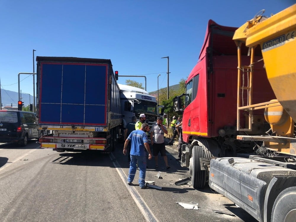 Tırların karıştığı zincirleme kazada faciadan dönüldü: 1 yaralı