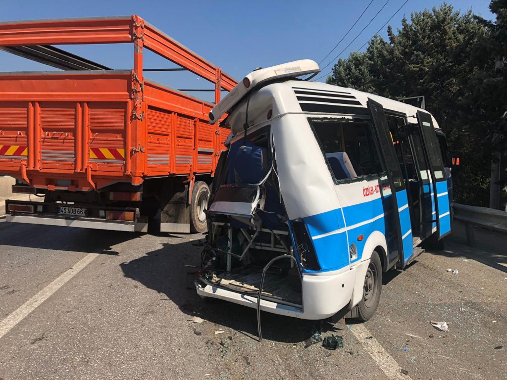 Yolcu minibüsüne çarptı: 10 yaralı