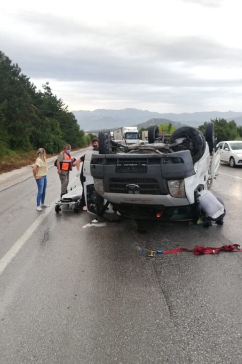 Bariyerlere çarptı takla attı: 1 yaralı