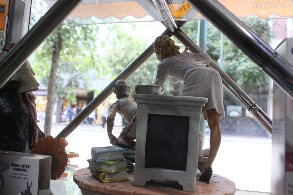 Eczaneyi hediyelik eşya dükkânına çevirdi