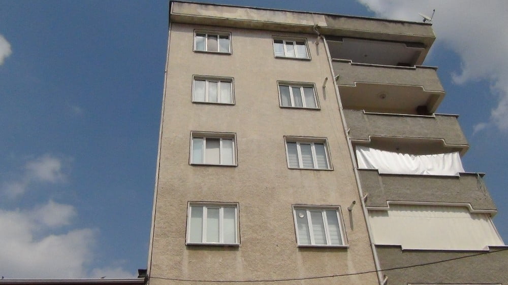 Kanalizasyona düşen çeyrek altınlar için yolu kazdılar