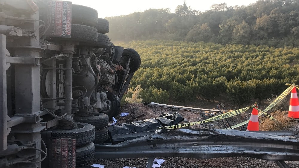Kontrolden çıkan kamyon 100 metre sürüklenip bariyerlere çarptı: 1 ölü