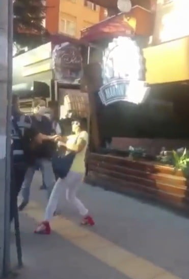 Maske takmamak için polise direnen kadına hemcinsinden görülmemiş tepki…