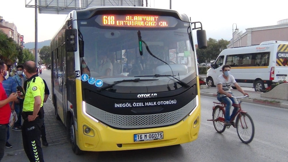 Maske takmayan yolcuya öyle bir şey yaptı ki…