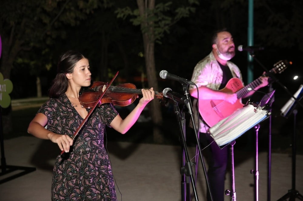 Nilüfer’in parklarında müzik dinletisi