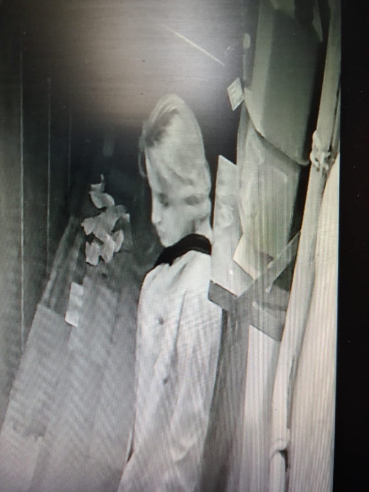 Şüpheliyi dövme yakalattı