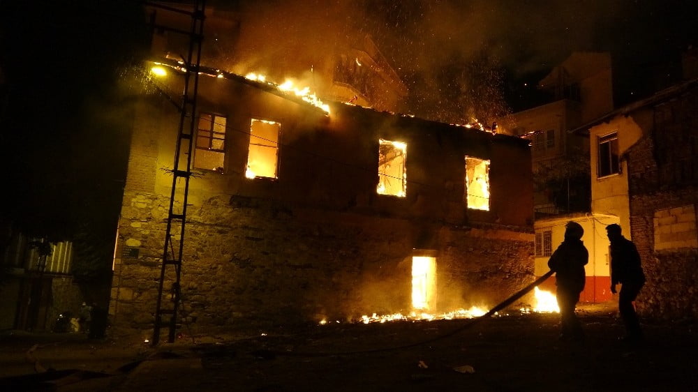 Tarihi ahşap evde çıkan yangın mahalleliyi sokağa döktü