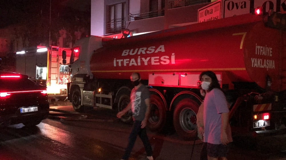 Terasta çıkan yangın geceyi aydınlattı