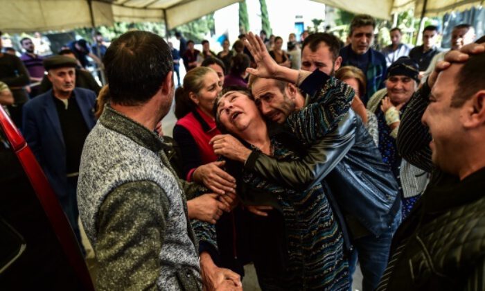 Gence’de füze saldırısında hayatını kaybeden siviller son yolculuğa uğurlandı