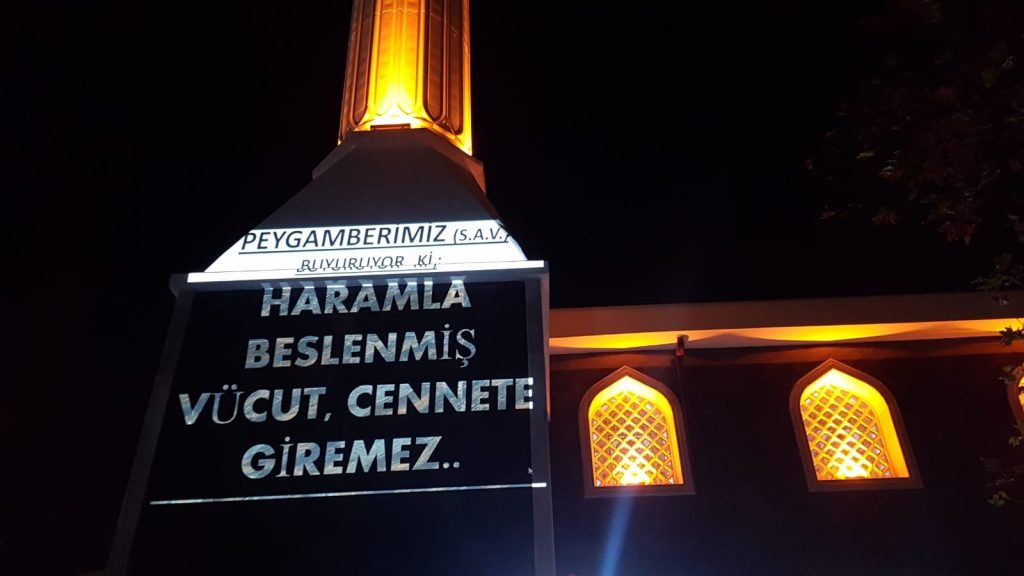 Teknolojik imam dini bilgileri minareye yansıttı