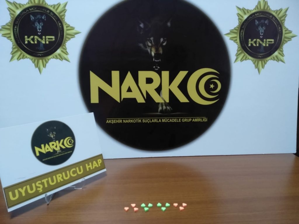 Şüpheli araçtaki kadının üzerinden uyuşturucu hap çıktı