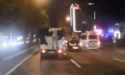 Kamyonet arkasında tehlikeli yolculuk