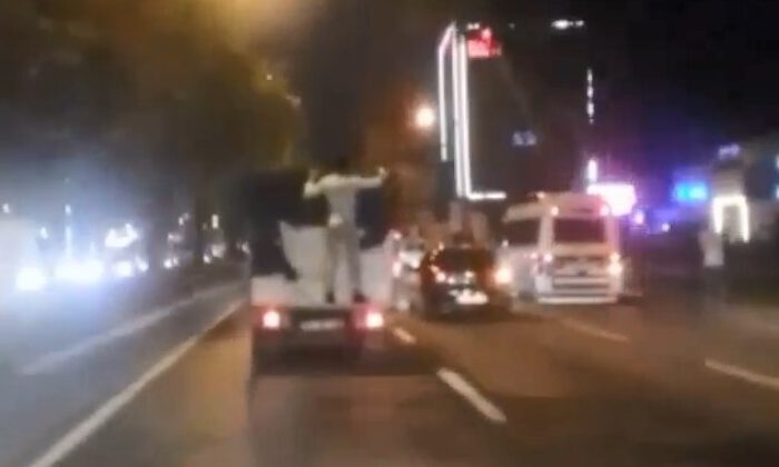 Kamyonet arkasında tehlikeli yolculuk