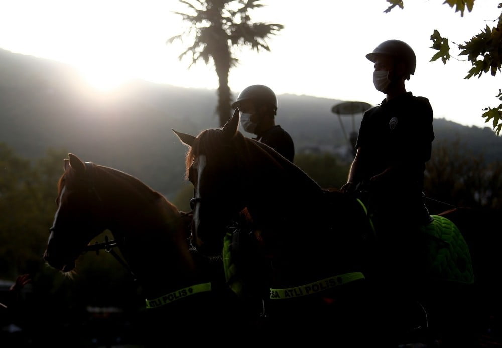 Atlı polisler Bursa sokaklarında