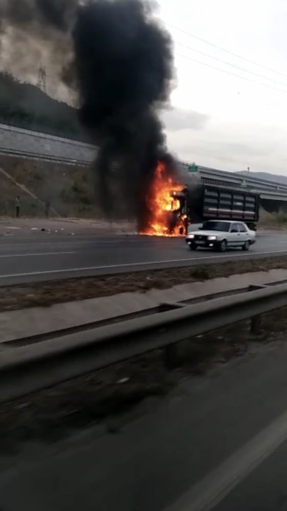 Bursa İstanbul karayolundaki tır alev alev yandı