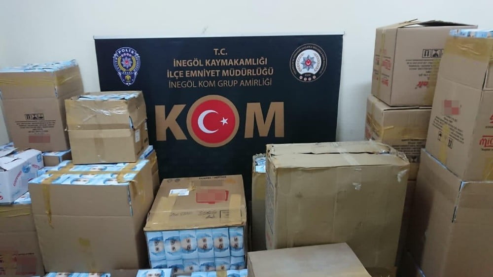 Bursa’da kaçak maske üretim fabrikasına baskın