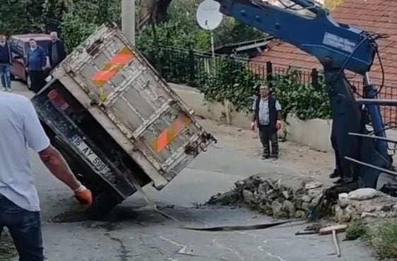 Bursa’da yan yatan kamyonet vatandaşlara zor anlar yaşattı