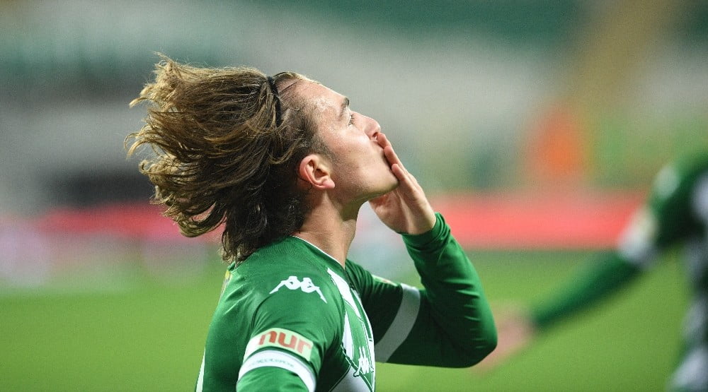 Bursasporlu futbolcu Ali Akman galibiyeti Vefa Temel’e armağan etti