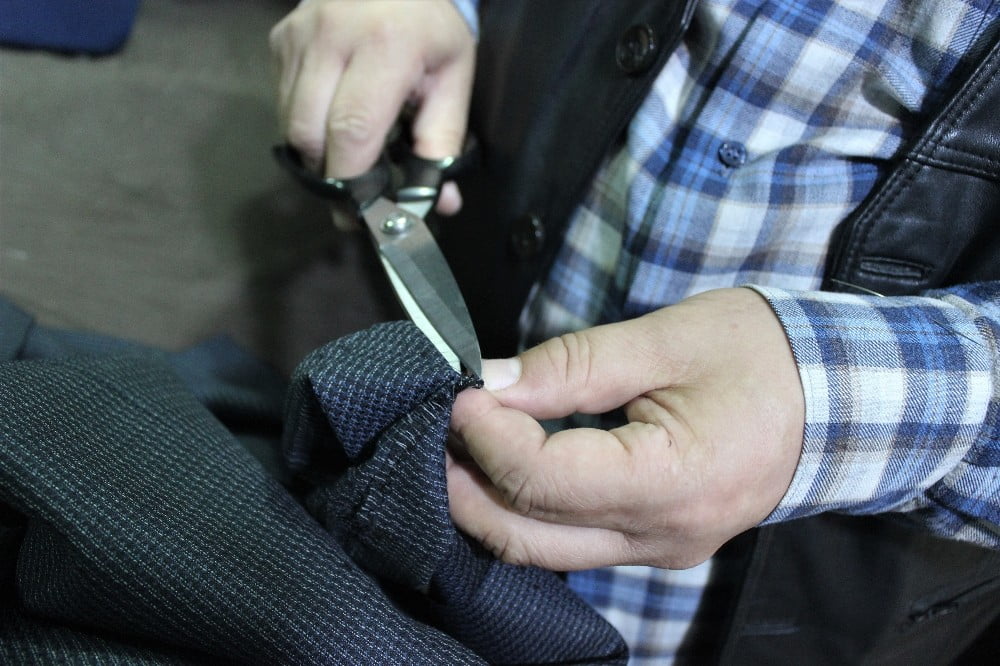 Değerli elbiseleri ameliyat yaparak çöpe gitmekten kurtarıyor