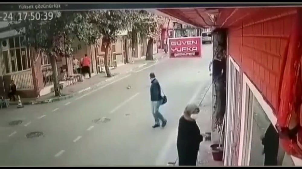 Kediyi ezdi arkasına bakmadan yoluna devam etti…O anlar kamerada