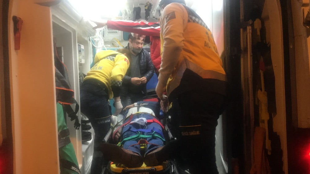 Yolun karşısına geçmeye çalışan yaşlı adama çarpan araç kaçtı