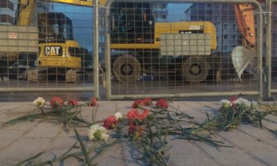 Rızabey Apartmanı’nın önüne karanfiller bırakıldı