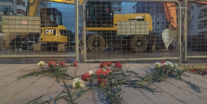 Rızabey Apartmanı’nın önüne karanfiller bırakıldı