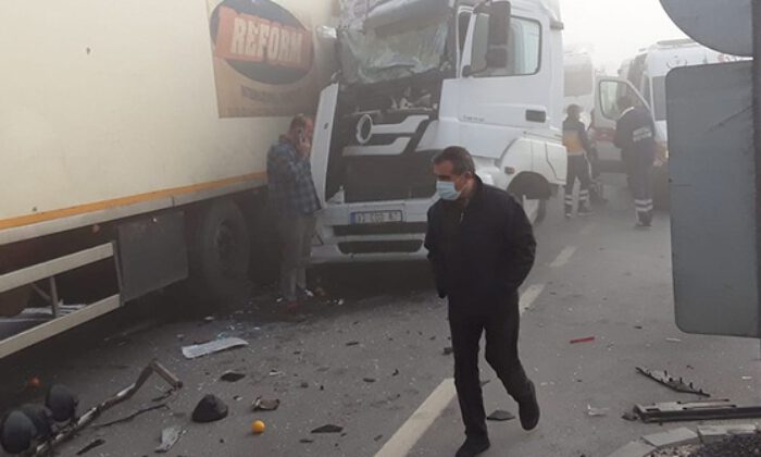 Konya’da sis nedeniyle 10’dan fazla araç birbirine girdi: 2 yaralı